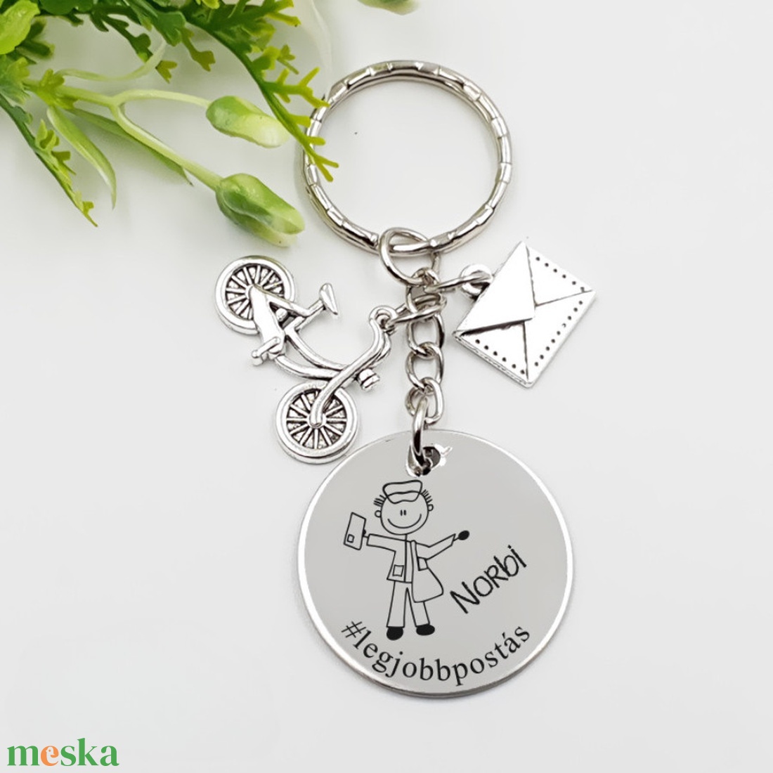 Postásnak ajándék - postás kulcstartó grafikával, egyedi névvel, felirattal - táska & tok - kulcstartó & táskadísz - kulcstartó - Meska.hu