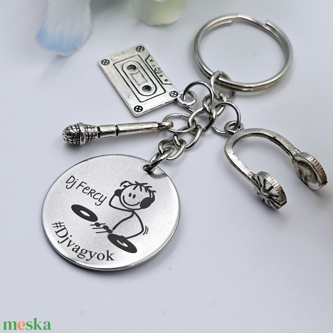 Dj-nek ajándék - Disc Jockey kulcstartó grafikával, egyedi névvel, felirattal - táska & tok - kulcstartó & táskadísz - kulcstartó - Meska.hu