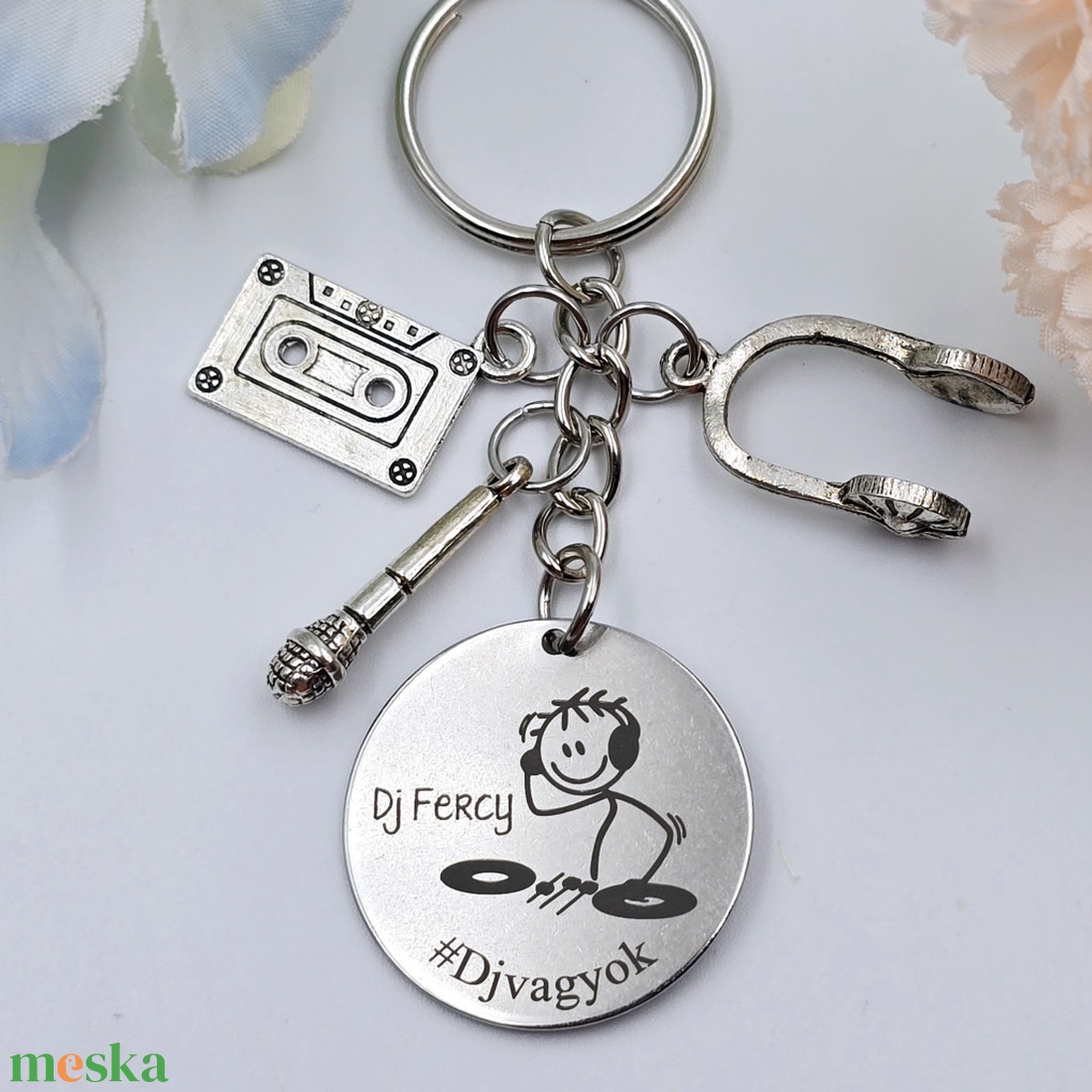 Dj-nek ajándék - Disc Jockey kulcstartó grafikával, egyedi névvel, felirattal - táska & tok - kulcstartó & táskadísz - kulcstartó - Meska.hu