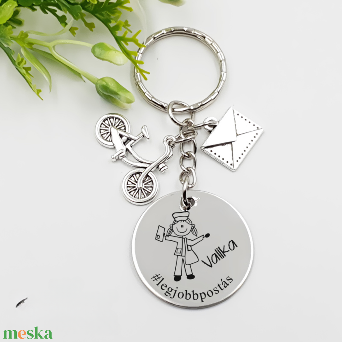 Postásnőnek ajándék - postásnő kulcstartó grafikával, egyedi névvel, felirattal - táska & tok - kulcstartó & táskadísz - kulcstartó - Meska.hu