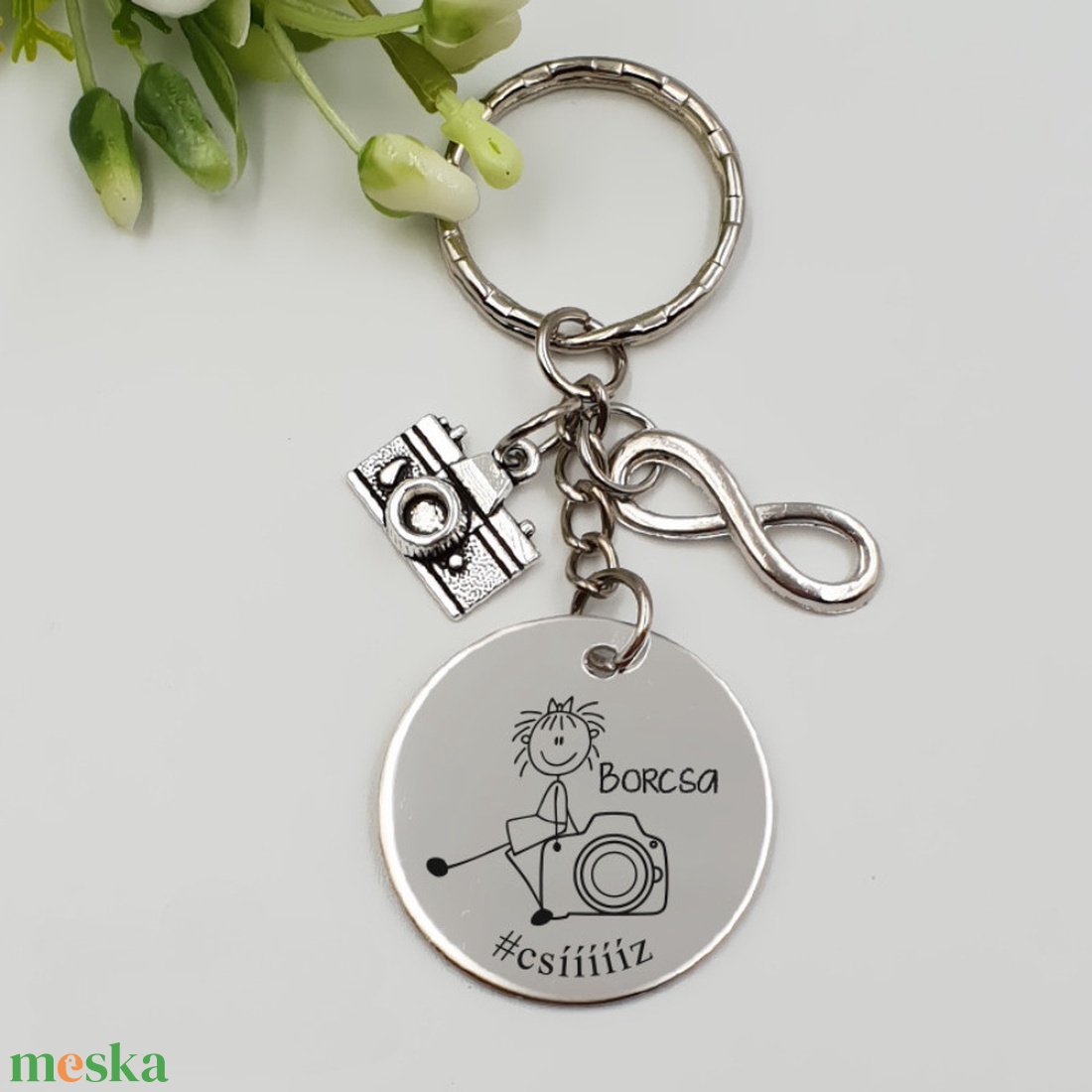 Fényképésznek ajándék - fényképésznő kulcstartó grafikával, egyedi névvel, felirattal - táska & tok - kulcstartó & táskadísz - kulcstartó - Meska.hu