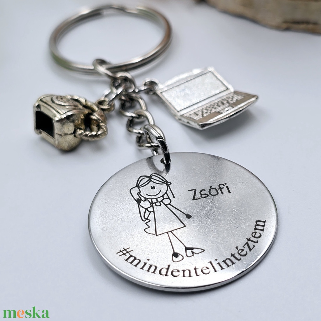 Titkárnőnek ajándék - titkárnő kulcstartó grafikával, egyedi névvel, felirattal - táska & tok - kulcstartó & táskadísz - kulcstartó - Meska.hu