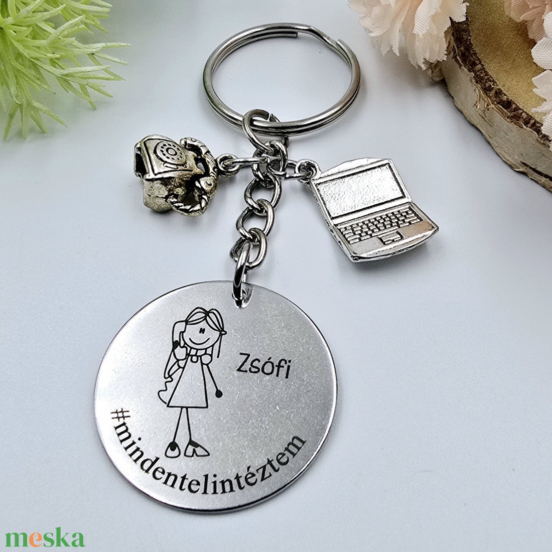 Titkárnőnek ajándék - titkárnő kulcstartó grafikával, egyedi névvel, felirattal - táska & tok - kulcstartó & táskadísz - kulcstartó - Meska.hu