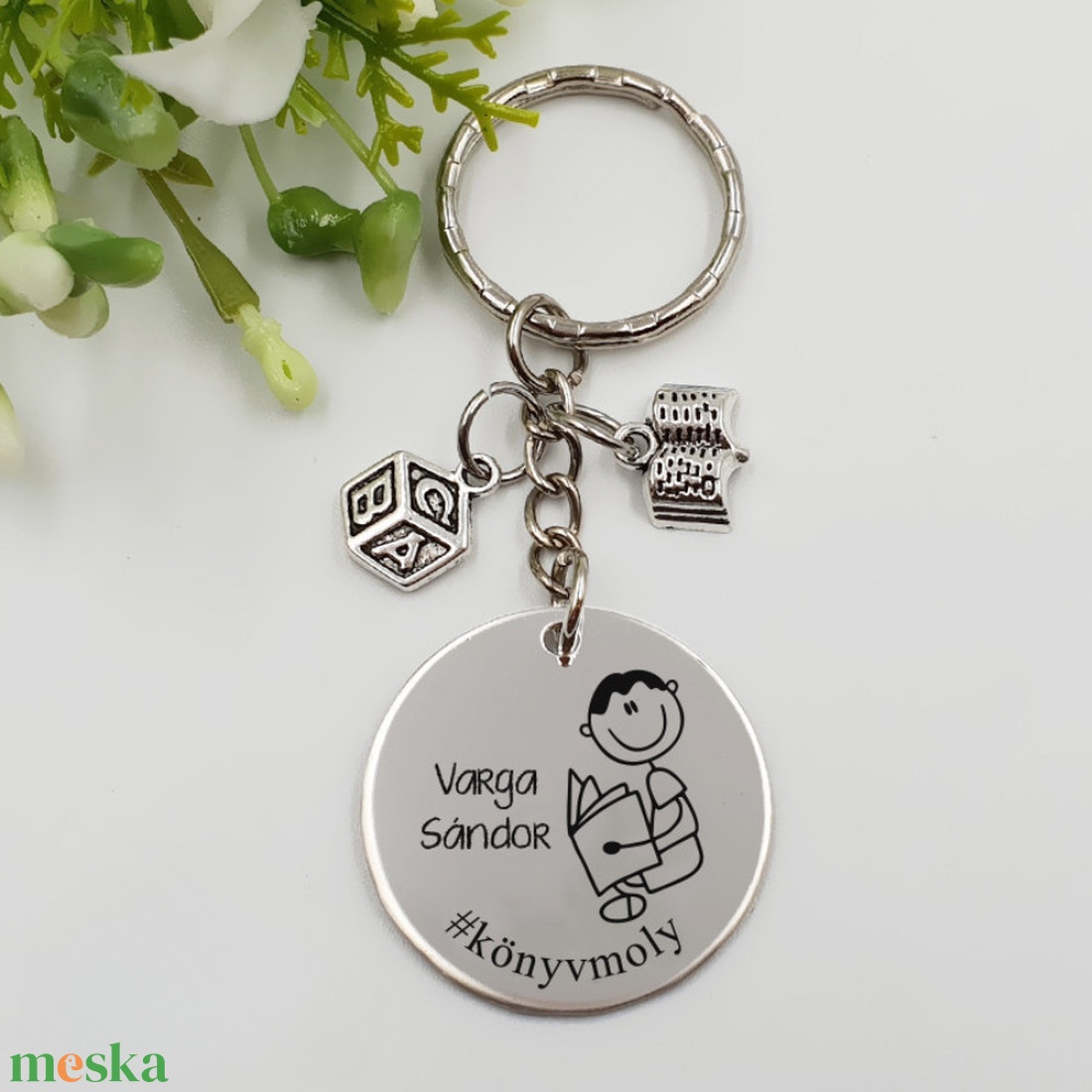 Könyvmolynak ajándék - könyvmoly kulcstartó grafikával, egyedi névvel, felirattal - táska & tok - kulcstartó & táskadísz - kulcstartó - Meska.hu