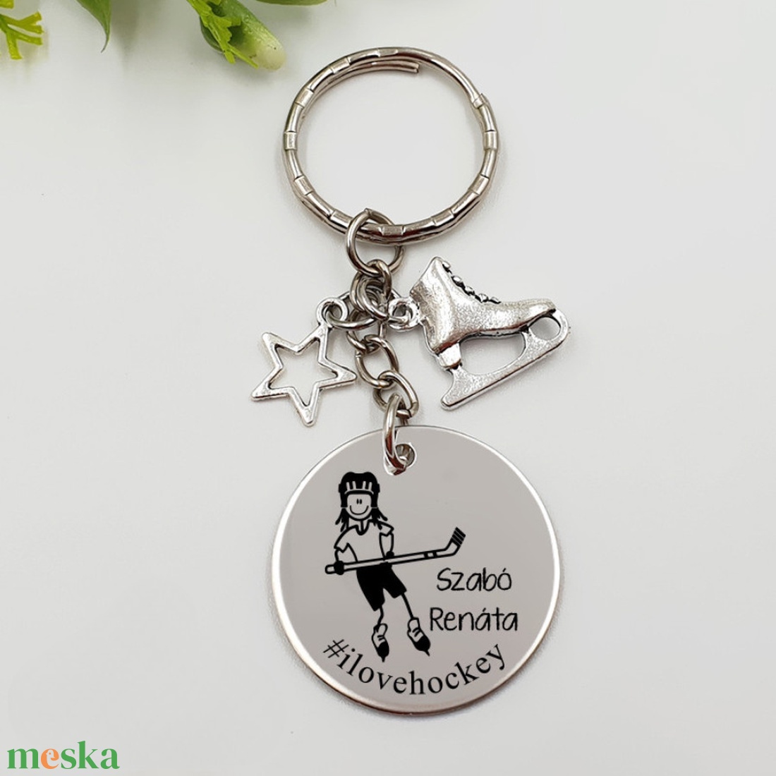 Jégkorongosnak ajándék - női hokis kulcstartó grafikával, egyedi névvel, felirattal - táska & tok - kulcstartó & táskadísz - kulcstartó - Meska.hu
