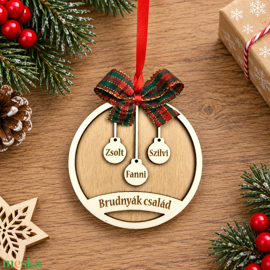 Gravírozott fa családi karácsonyfadísz egyedi nevekkel (028) - karácsony - karácsonyi lakásdekoráció - karácsonyfadíszek - Meska.hu