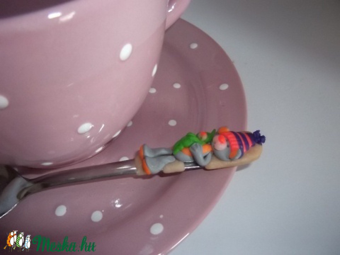 Rózsaszín-fehér pöttyös bögre tányérral és kiskanállal -  - Meska.hu