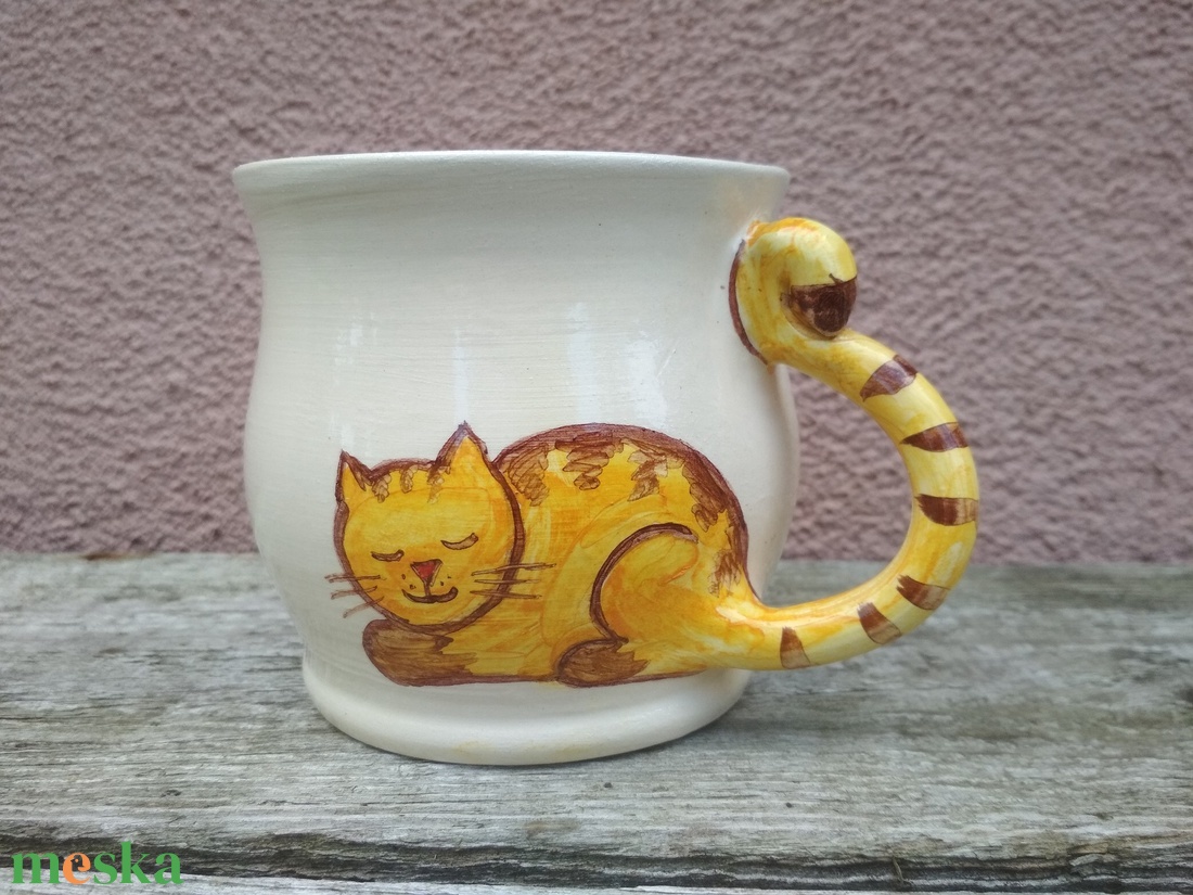 Cicás bögre, kézzel festett macskás bögre, fehér alapszínnel, sárga cicával - otthon & lakás - konyhafelszerelés, tálalás - tálalás - bögre & csésze - Meska.hu
