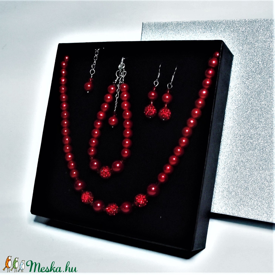 Elegáns piros kristálygömbös gyöngysor karkötő fülbevaló exkluzív díszdobozban - Alkalmi, esküvői, menyasszonyi ékszer - ékszer - ékszerszett - Meska.hu Elegáns piros kristálygömbös gyöngysor karkötő fülbevaló exkluzív díszdobozban - Alkalmi, esküvői, menyasszonyi ékszer - ékszer - ékszerszett - Meska.hu