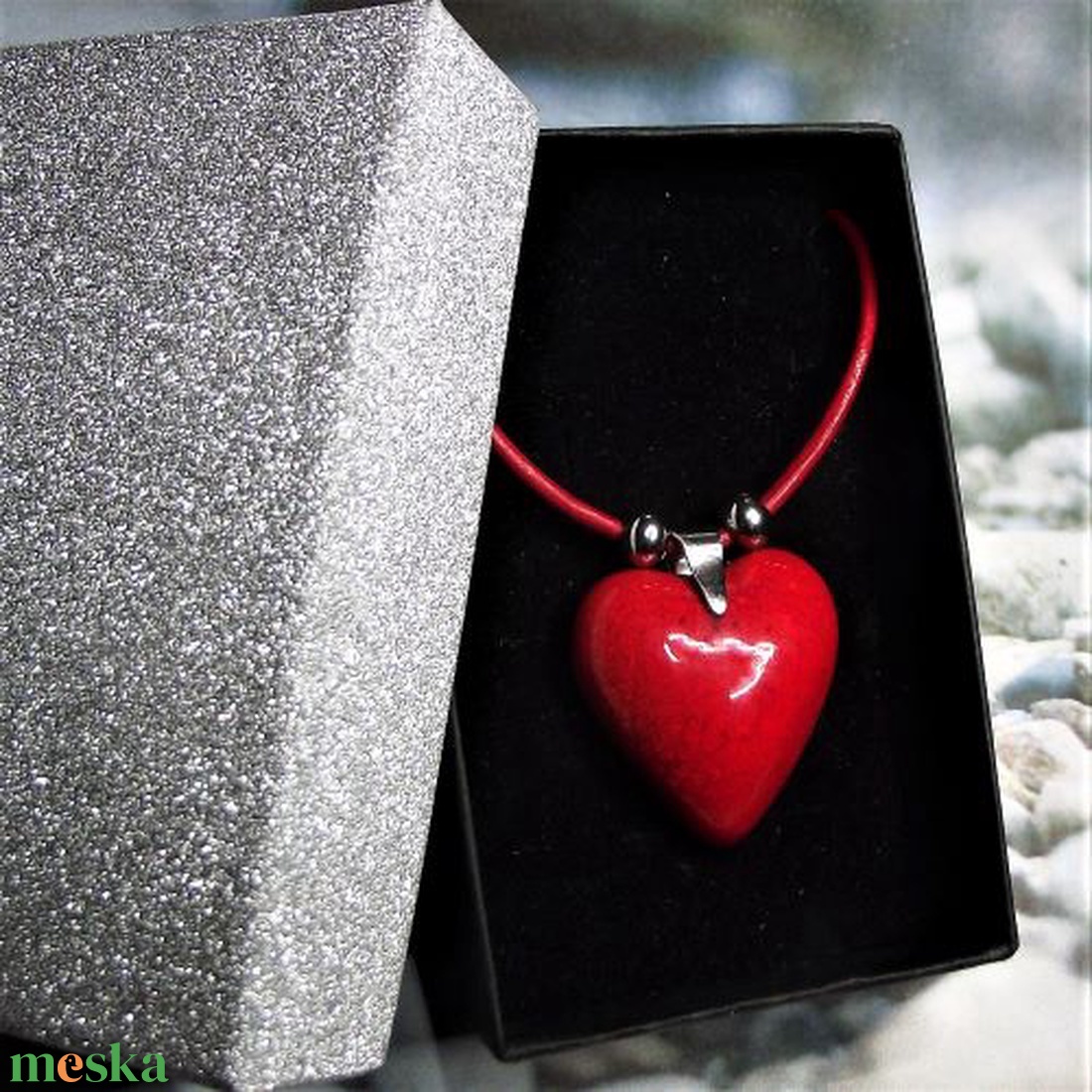 Csábító piros - nyaklánc szív alakú medállal elegáns díszdobozban - ékszer - nyaklánc - medálos nyaklánc - Meska.hu