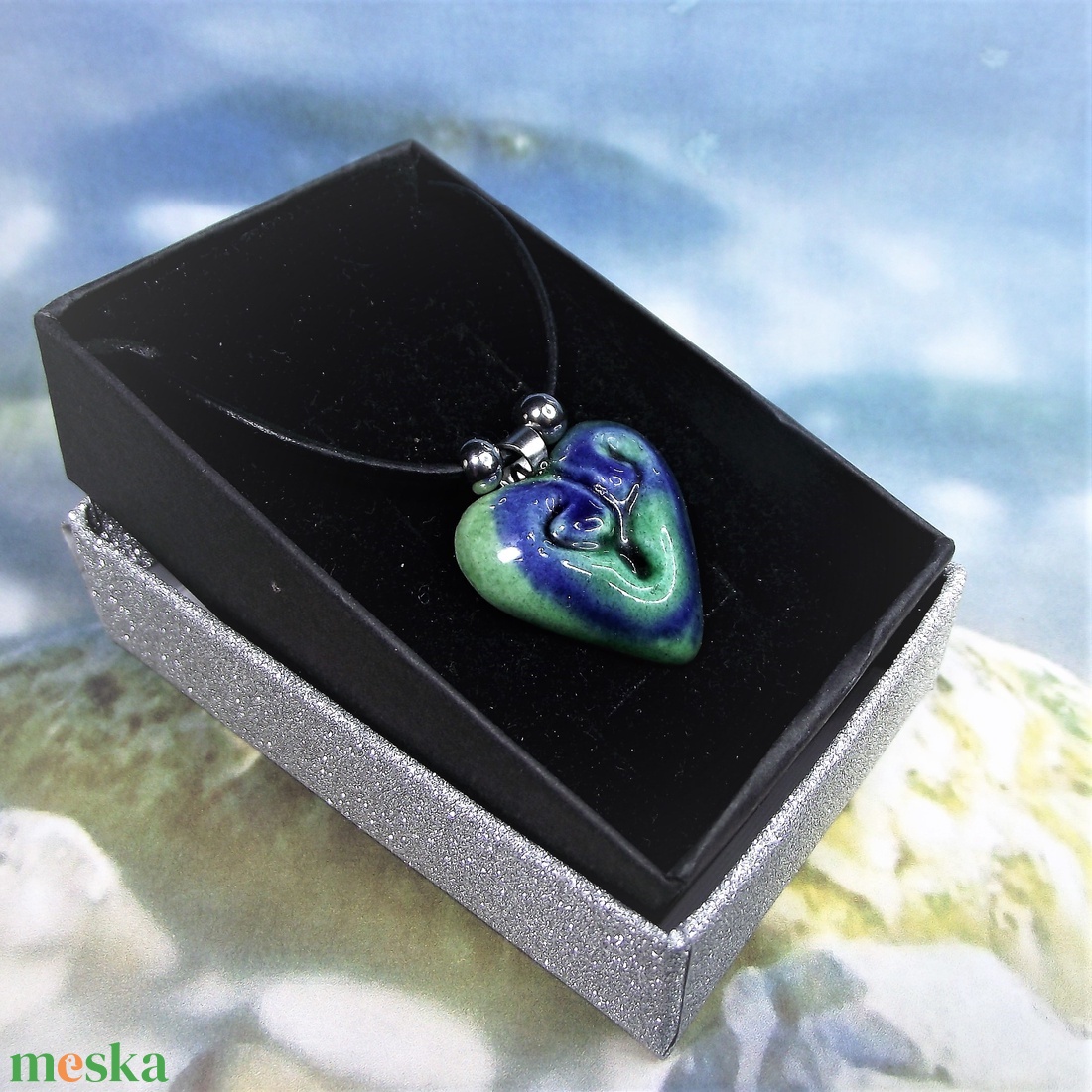 Nyaklánc szív alakú kék-zöld kerámia medállal elegáns díszdobozban Ajándék Névnap Születésnap - ékszer - nyaklánc - medálos nyaklánc - Meska.hu