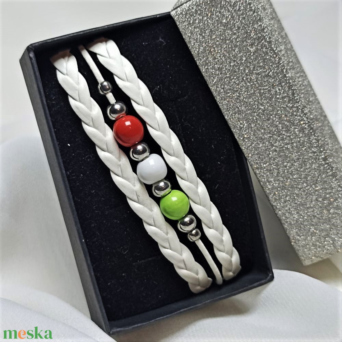 TRICOLOR Kerámiagyöngyös, fonatos karkötő elegáns díszdobozban - ékszer - karkötő - széles karkötő - Meska.hu TRICOLOR Kerámiagyöngyös, fonatos karkötő elegáns díszdobozban - ékszer - karkötő - széles karkötő - Meska.hu