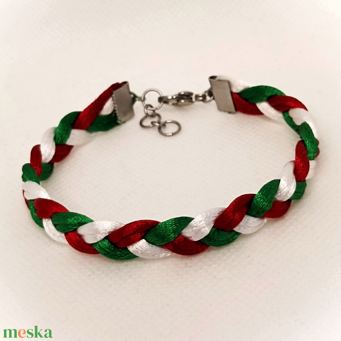 TRICOLOR - Piros-fehér-zöld duplaszálas szatén-selyemzsinór karkötő nemesacél szerelékkel - ékszer - karkötő - fonott karkötő - Meska.hu TRICOLOR - Piros-fehér-zöld duplaszálas szatén-selyemzsinór karkötő nemesacél szerelékkel - ékszer - karkötő - fonott karkötő - Meska.hu