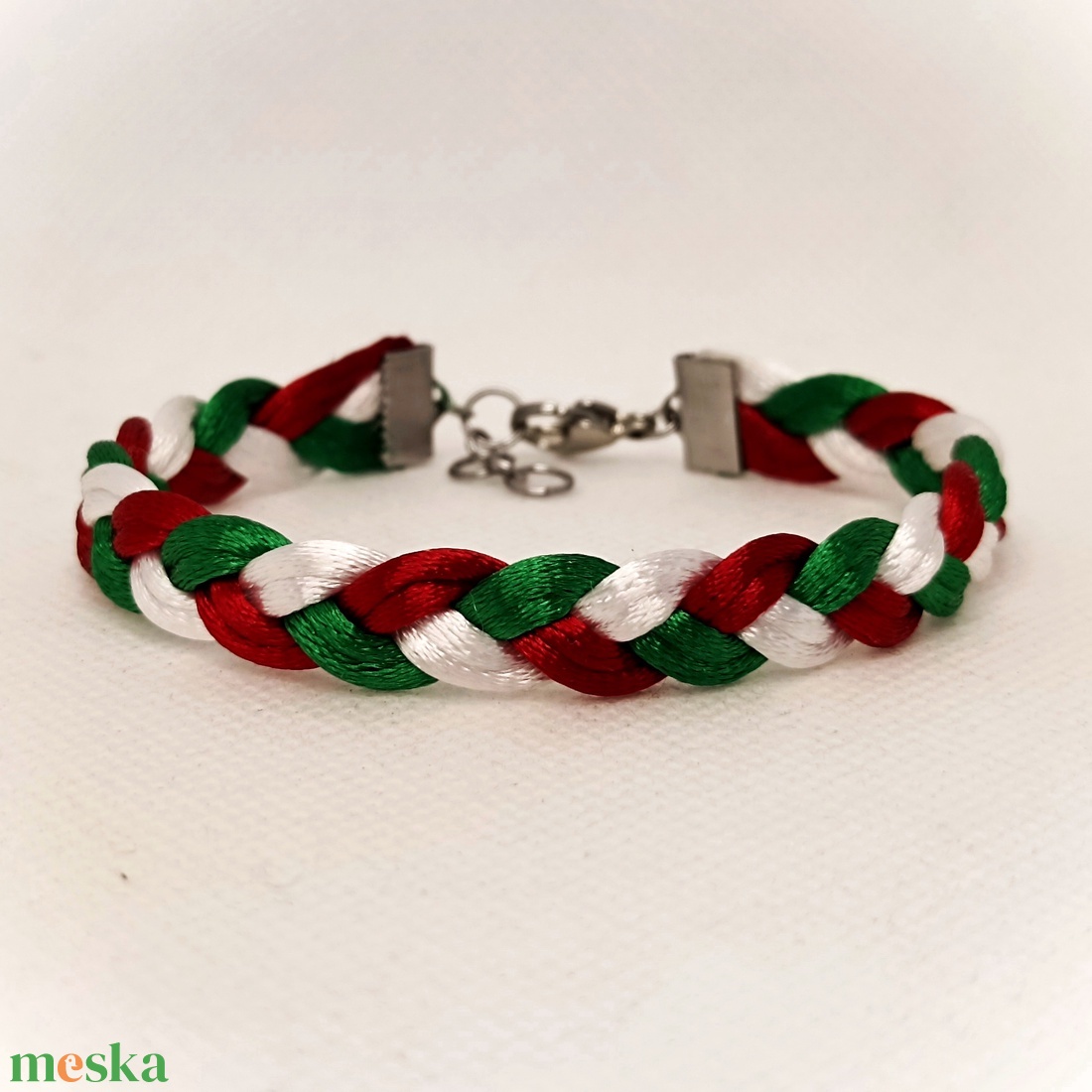 TRICOLOR - Piros-fehér-zöld duplaszálas szatén-selyemzsinór karkötő nemesacél szerelékkel - ékszer - karkötő - fonott karkötő - Meska.hu TRICOLOR - Piros-fehér-zöld duplaszálas szatén-selyemzsinór karkötő nemesacél szerelékkel - ékszer - karkötő - fonott karkötő - Meska.hu