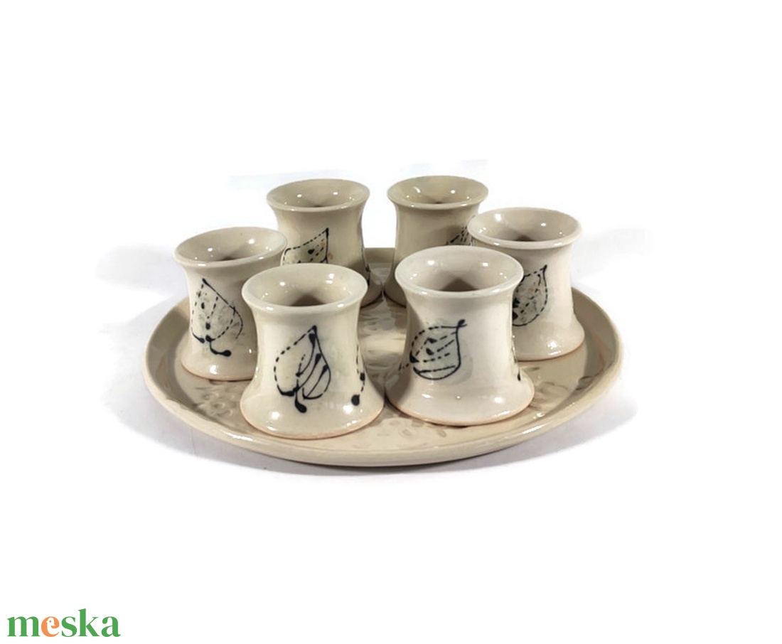 Vendég kínáló snapszos hörpintő-pohárkák tálcán - otthon & életmód - konyhafelszerelés, tálalás - tálalás - pálinkás poharak, szettek - Meska.hu