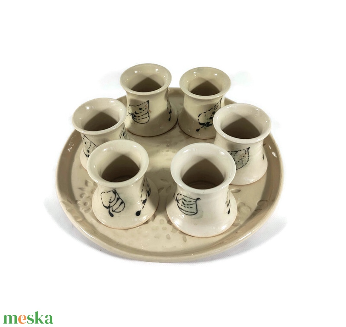 Vendég kínáló snapszos hörpintő-pohárkák tálcán - otthon & életmód - konyhafelszerelés, tálalás - tálalás - pálinkás poharak, szettek - Meska.hu