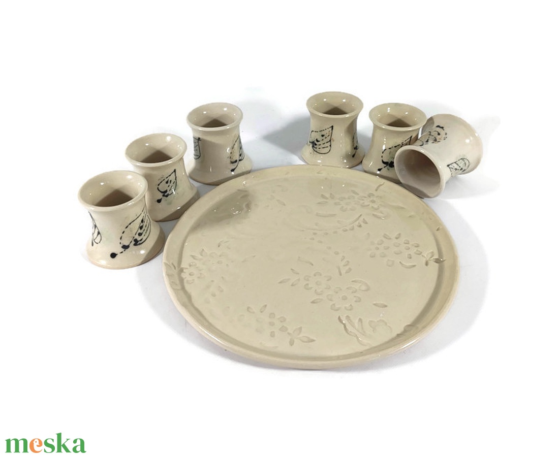 Vendég kínáló snapszos hörpintő-pohárkák tálcán - otthon & életmód - konyhafelszerelés, tálalás - tálalás - pálinkás poharak, szettek - Meska.hu