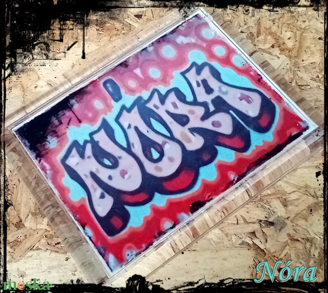 Neves graffitis hűtőmágnes-Nóra - otthon & életmód - konyhafelszerelés, tálalás - konyhai dekoráció - hűtőmágnes - Meska.hu