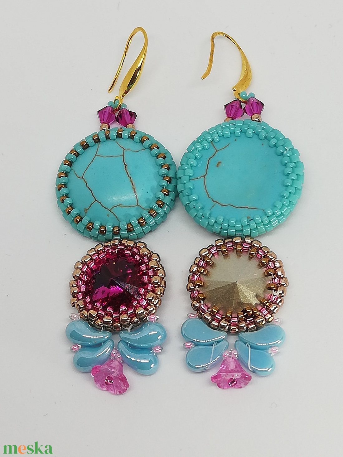 Türkiz - pink logós fűzött fülbevaló, Swarovski kristállyal - ékszer - fülbevaló - lógó fülbevaló - Meska.hu Türkiz - pink logós fűzött fülbevaló, Swarovski kristállyal - ékszer - fülbevaló - lógó fülbevaló - Meska.hu