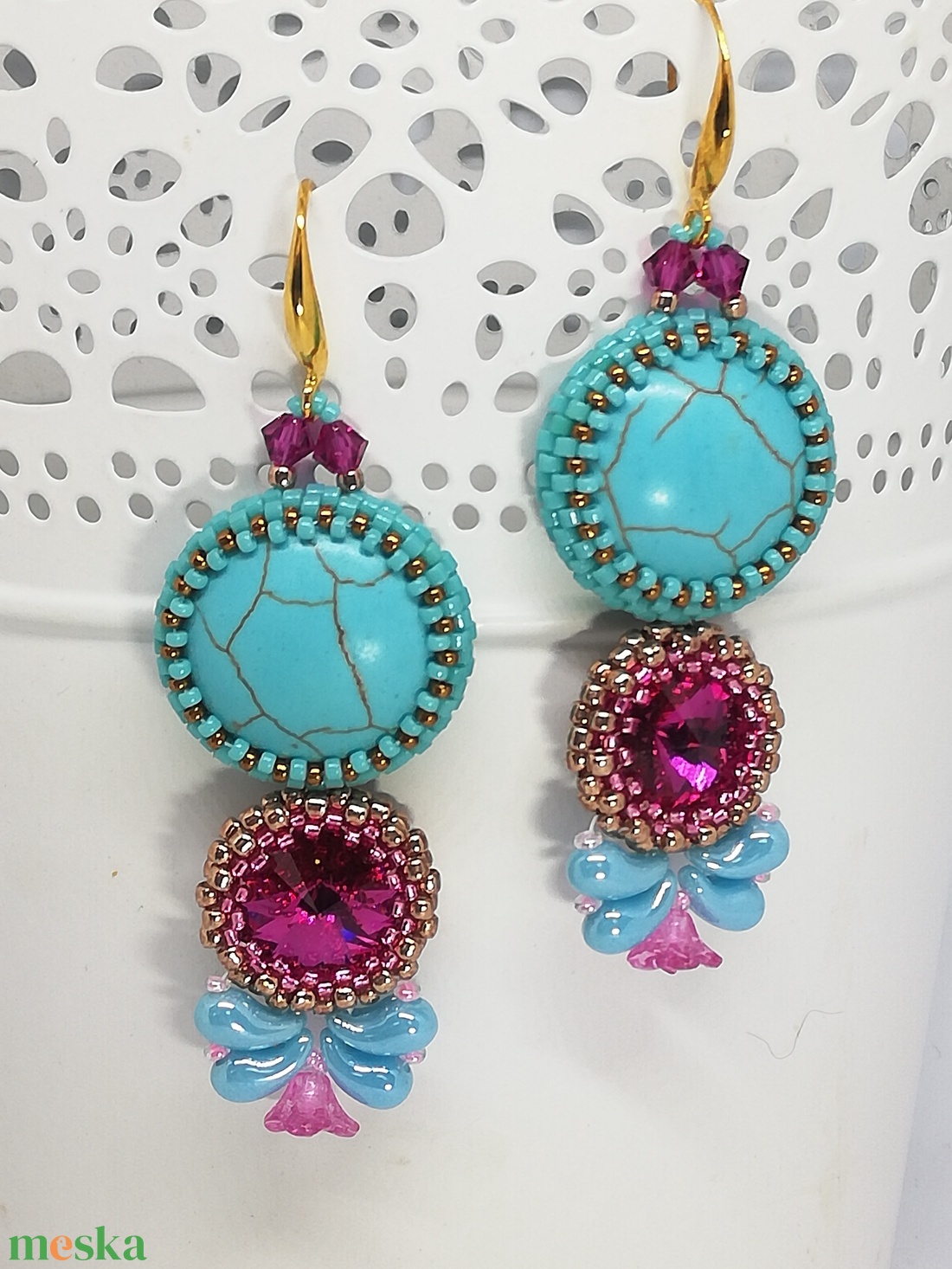 Türkiz - pink logós fűzött fülbevaló, Swarovski kristállyal - ékszer - fülbevaló - lógó fülbevaló - Meska.hu Türkiz - pink logós fűzött fülbevaló, Swarovski kristállyal - ékszer - fülbevaló - lógó fülbevaló - Meska.hu