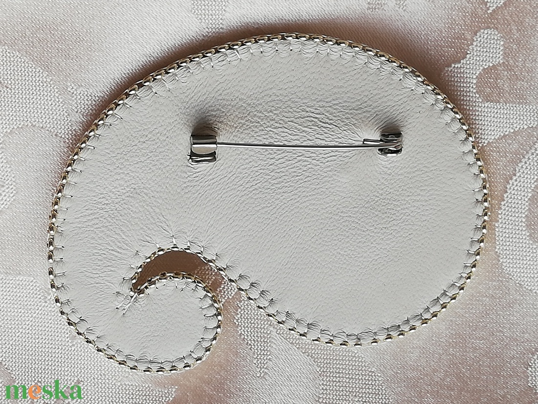 Fehér - ezüst kasmír mintás bross, howlit kabosonnal - ékszer - kitűző és bross - kitűző - Meska.hu Fehér - ezüst kasmír mintás bross, howlit kabosonnal - ékszer - kitűző és bross - kitűző - Meska.hu