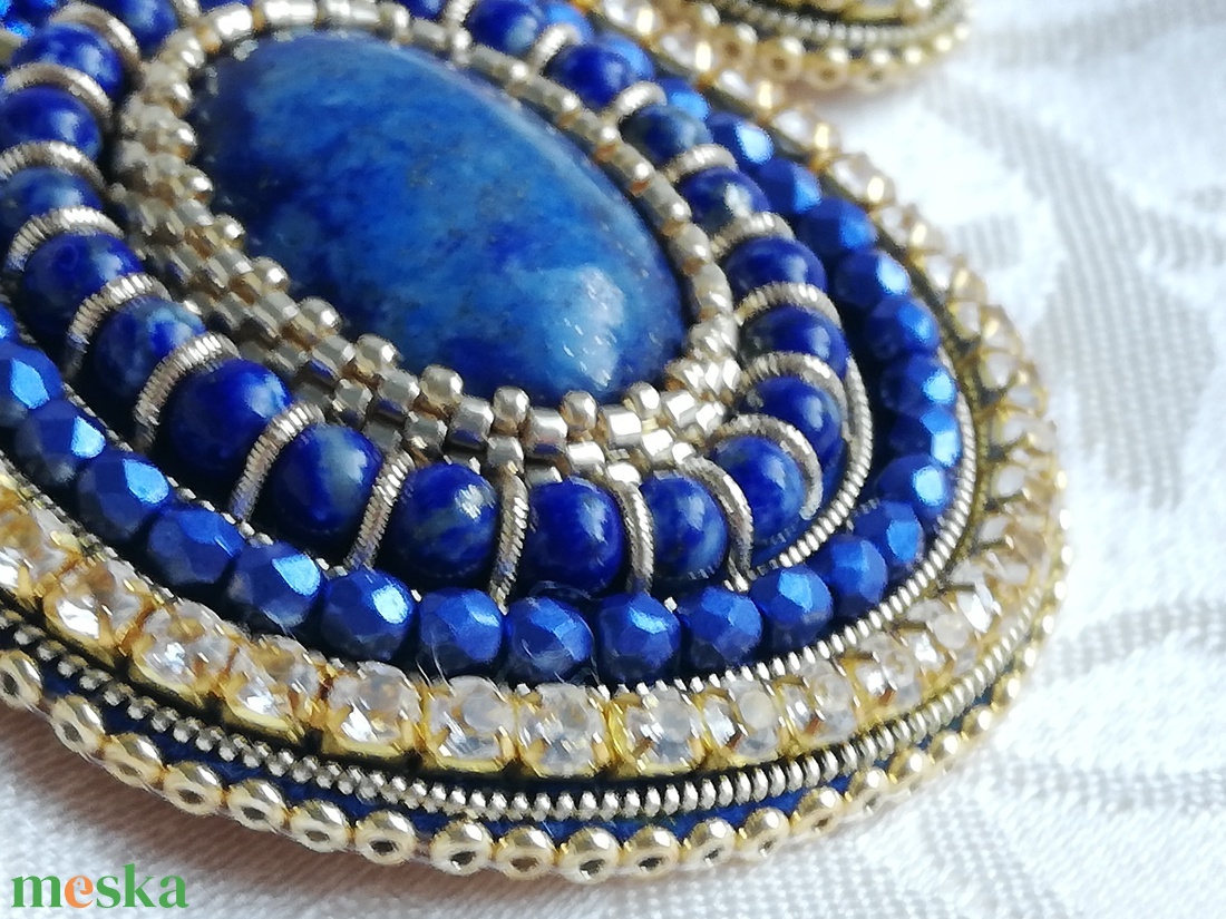 Kék - arany kasmír mintás bross, lapis lazuli kabosonnal és golyó ásványgyöngyökkel - ékszer - kitűző és bross - Meska.hu Kék - arany kasmír mintás bross, lapis lazuli kabosonnal és golyó ásványgyöngyökkel - ékszer - kitűző és bross - Meska.hu