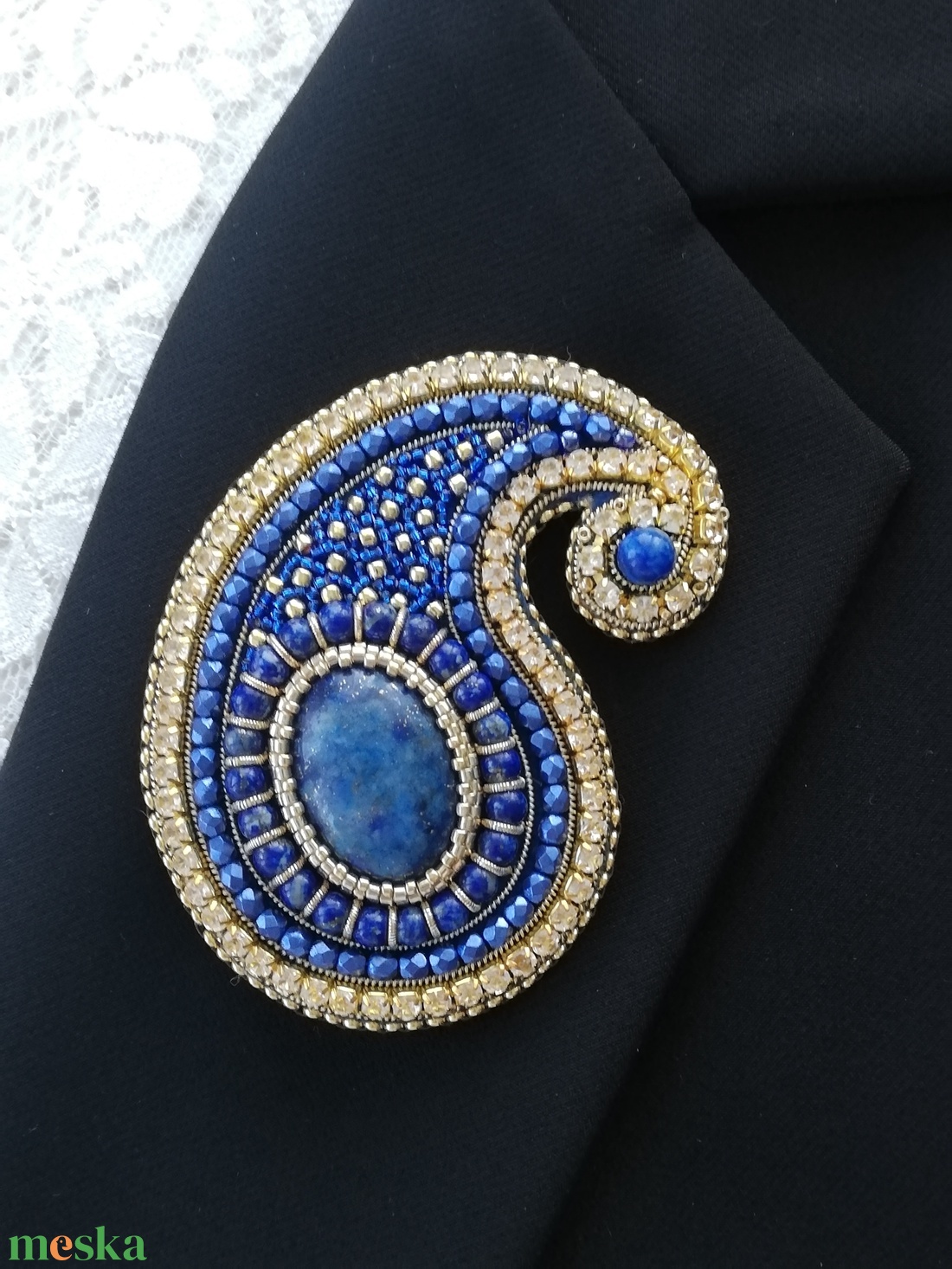 Kék - arany kasmír mintás bross, lapis lazuli kabosonnal és golyó ásványgyöngyökkel - ékszer - kitűző és bross - Meska.hu Kék - arany kasmír mintás bross, lapis lazuli kabosonnal és golyó ásványgyöngyökkel - ékszer - kitűző és bross - Meska.hu