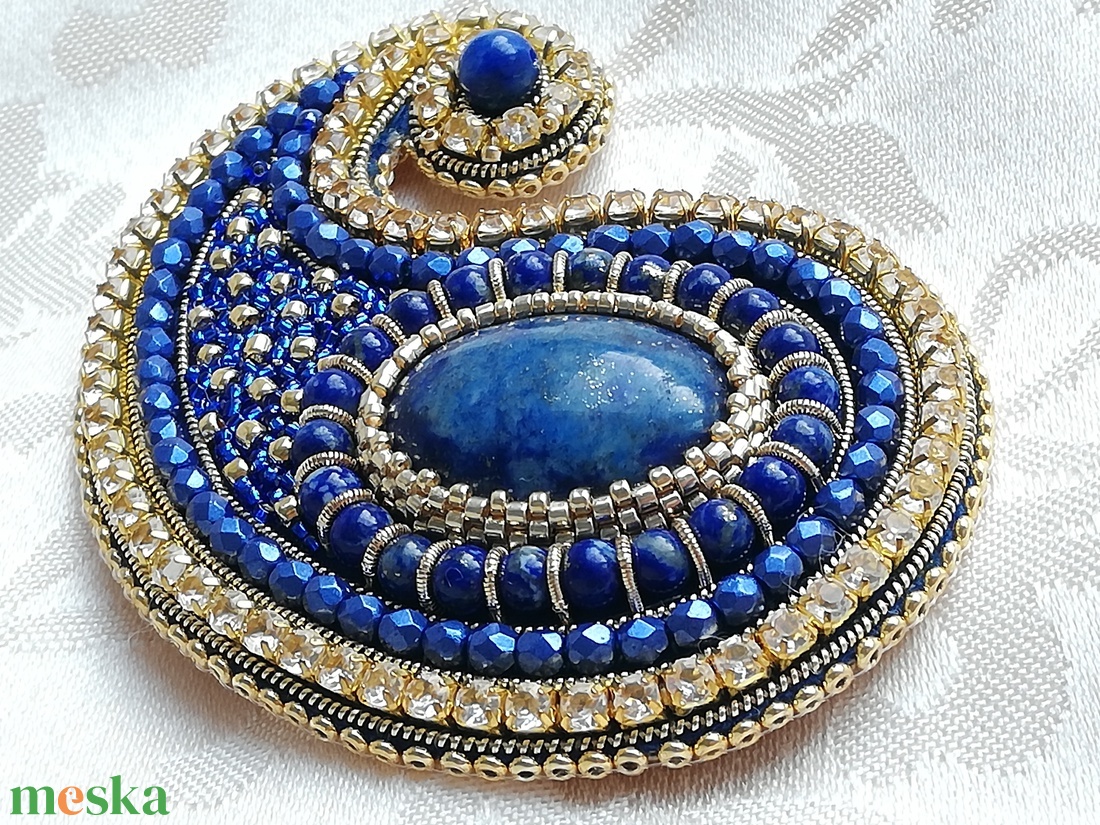 Kék - arany kasmír mintás bross, lapis lazuli kabosonnal és golyó ásványgyöngyökkel - ékszer - kitűző és bross - Meska.hu Kék - arany kasmír mintás bross, lapis lazuli kabosonnal és golyó ásványgyöngyökkel - ékszer - kitűző és bross - Meska.hu