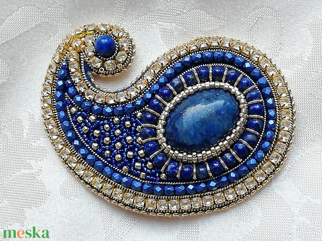 Kék - arany kasmír mintás bross, lapis lazuli kabosonnal és golyó ásványgyöngyökkel - ékszer - kitűző és bross - Meska.hu Kék - arany kasmír mintás bross, lapis lazuli kabosonnal és golyó ásványgyöngyökkel - ékszer - kitűző és bross - Meska.hu