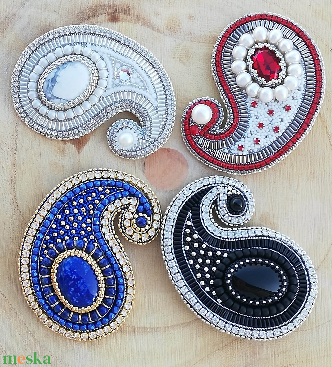 Piros-ezüst - fehér kasmír mintás bross igazgyöngyökkel - ékszer - kitűző és bross - kitűző - Meska.hu Piros-ezüst - fehér kasmír mintás bross igazgyöngyökkel - ékszer - kitűző és bross - kitűző - Meska.hu