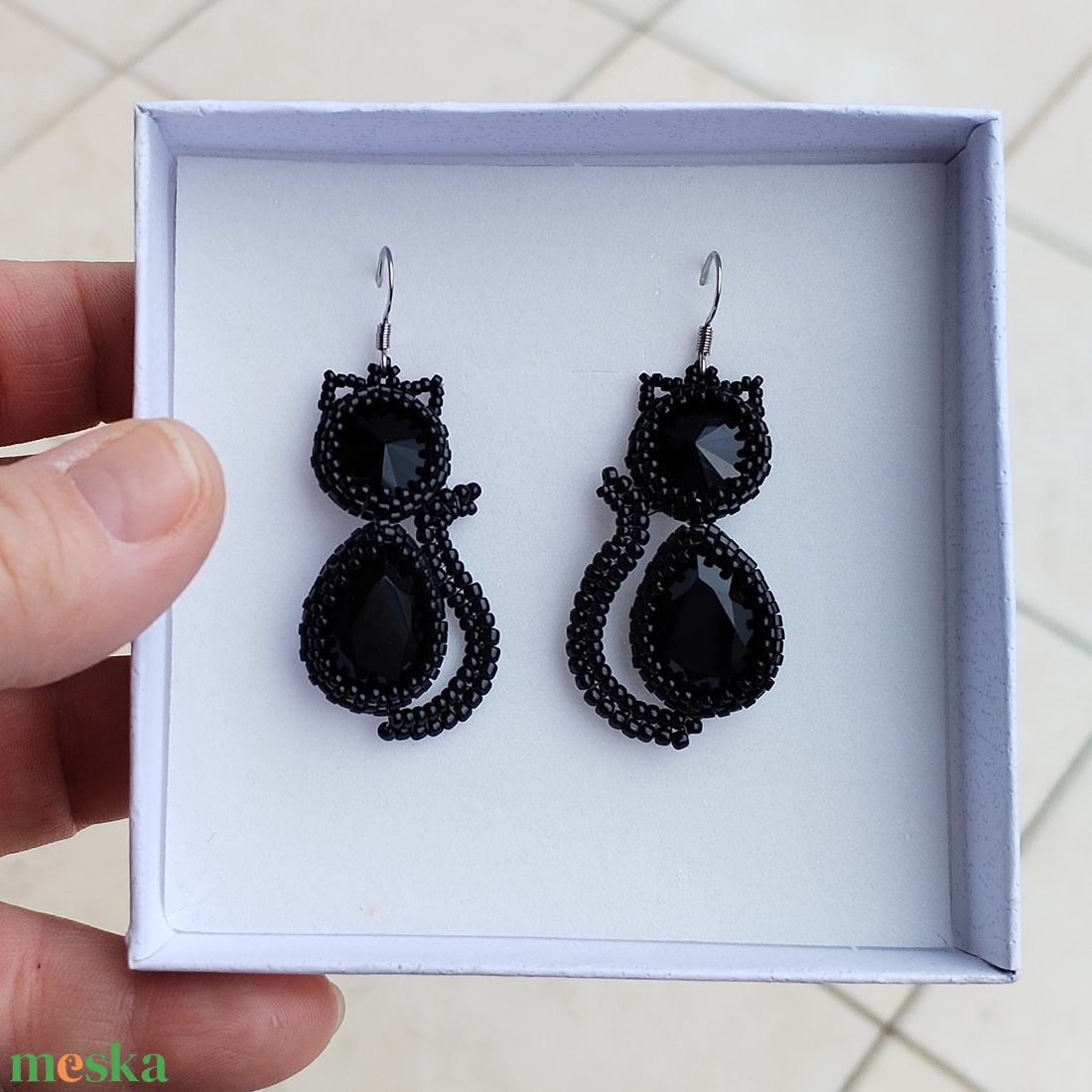 Black cat fülbevaló, kristályos macska fülbevaló  - ékszer - fülbevaló - lógó fülbevaló - Meska.hu