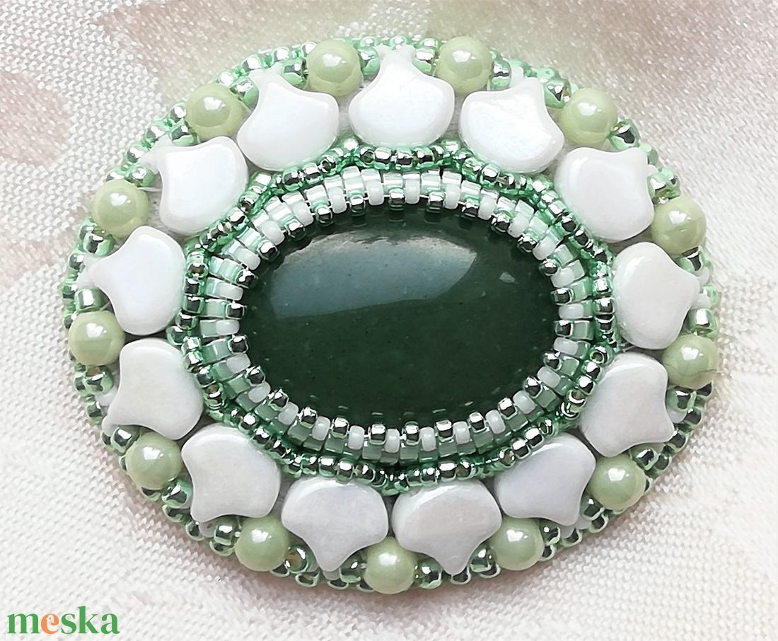 DIY - tutorial - gyöngyhímző leírás - virágos hímzett bross - diy (csináld magad) - fűzésminták - Meska.hu DIY - tutorial - gyöngyhímző leírás - virágos hímzett bross - diy (csináld magad) - fűzésminták - Meska.hu