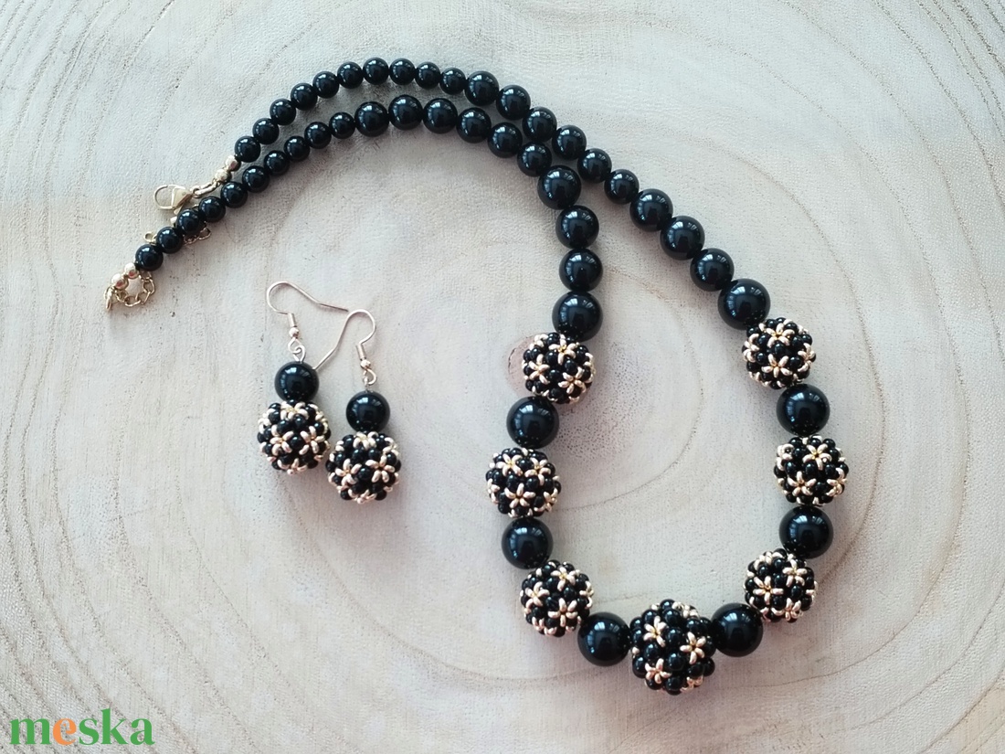 Fekete-arany gyöngybogyós nyaklánc - ékszer - nyaklánc - bogyós nyaklánc - Meska.hu