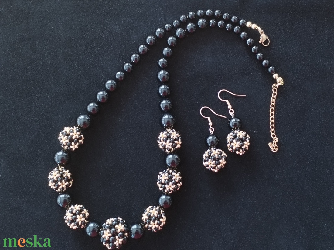 Fekete-arany gyöngybogyós nyaklánc - ékszer - nyaklánc - bogyós nyaklánc - Meska.hu