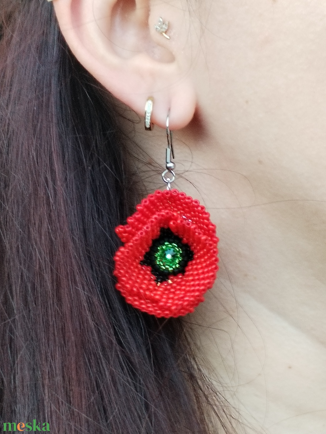 Pipacs fűzött - hímzett fülbevaló  - ékszer - fülbevaló - lógó fülbevaló - Meska.hu