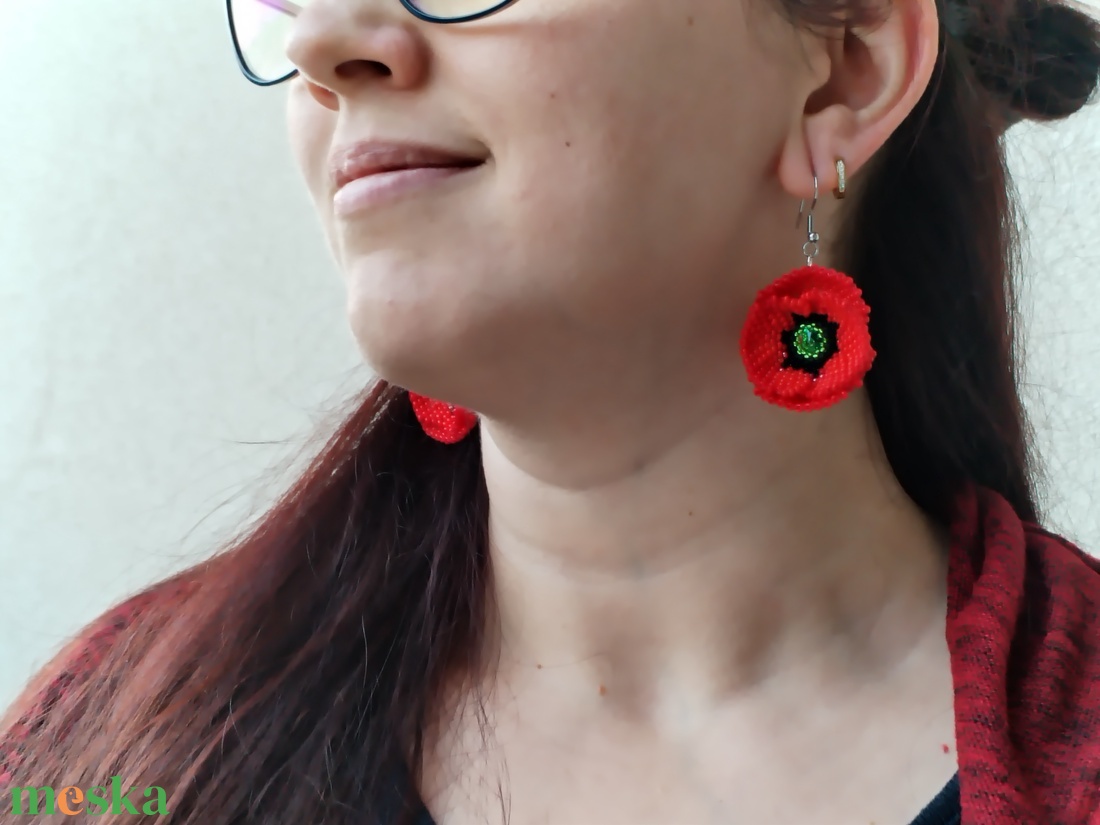 Pipacs fűzött - hímzett fülbevaló  - ékszer - fülbevaló - lógó fülbevaló - Meska.hu