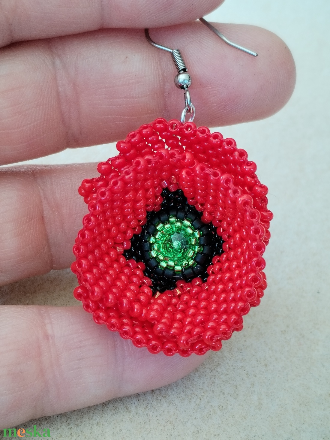 Pipacs fűzött - hímzett fülbevaló  - ékszer - fülbevaló - lógó fülbevaló - Meska.hu