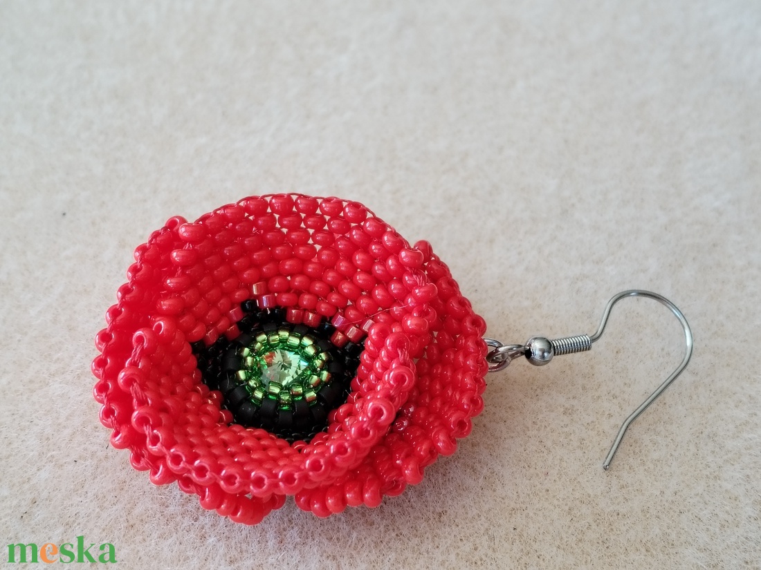 Pipacs fűzött - hímzett fülbevaló  - ékszer - fülbevaló - lógó fülbevaló - Meska.hu