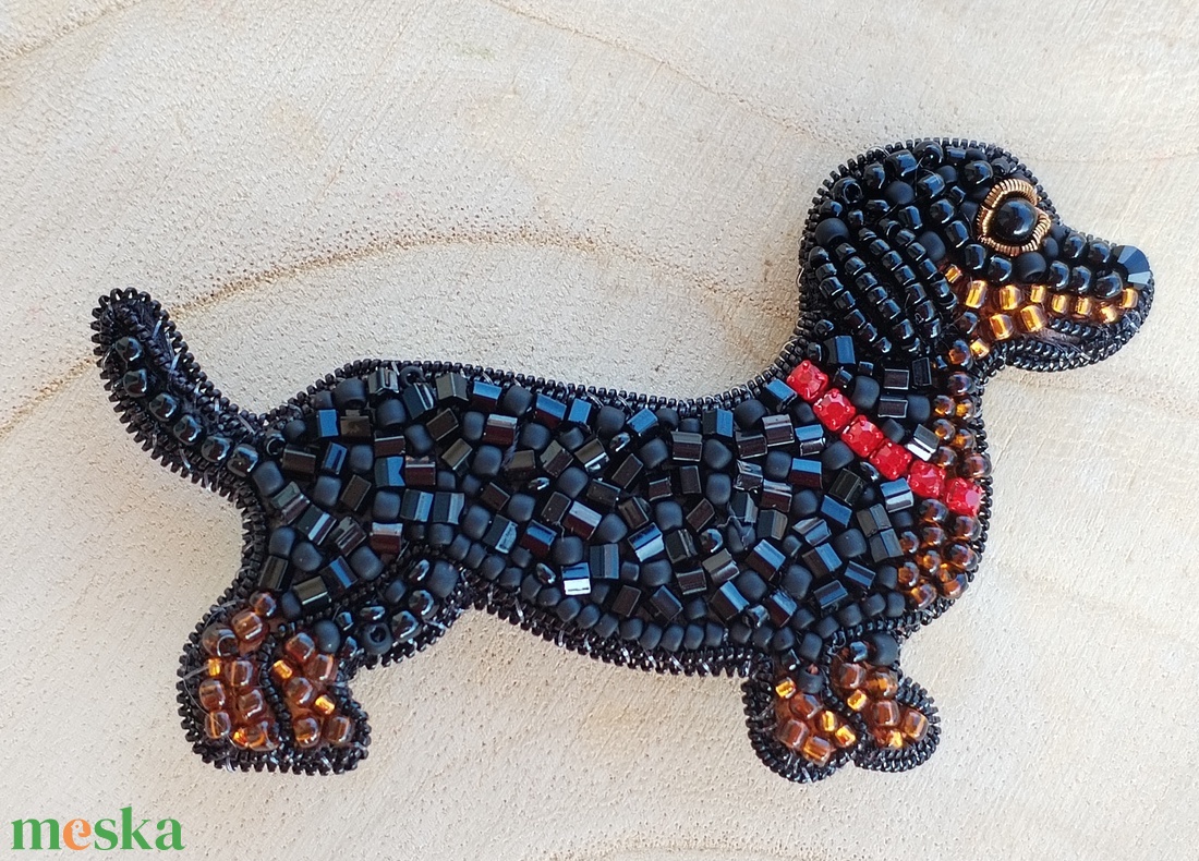 Tacskó hímzett bross - ékszer - kitűző és bross - Meska.hu