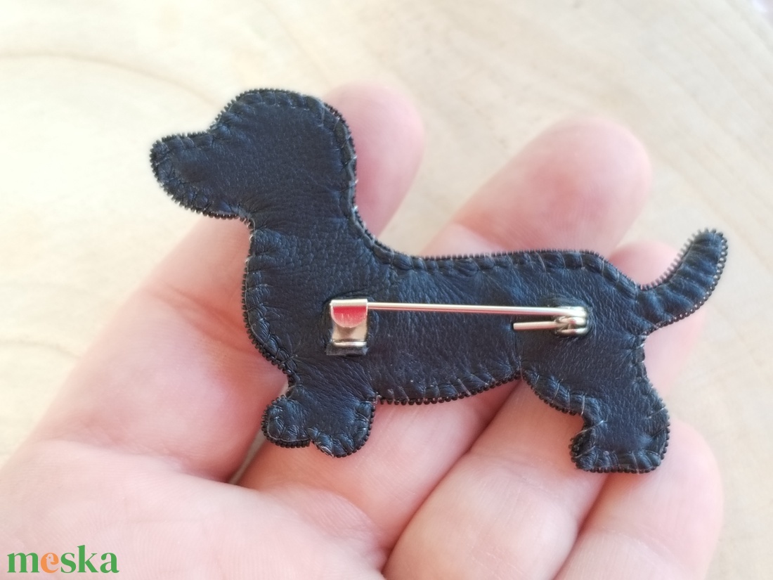 Tacskó hímzett bross - ékszer - kitűző és bross - Meska.hu