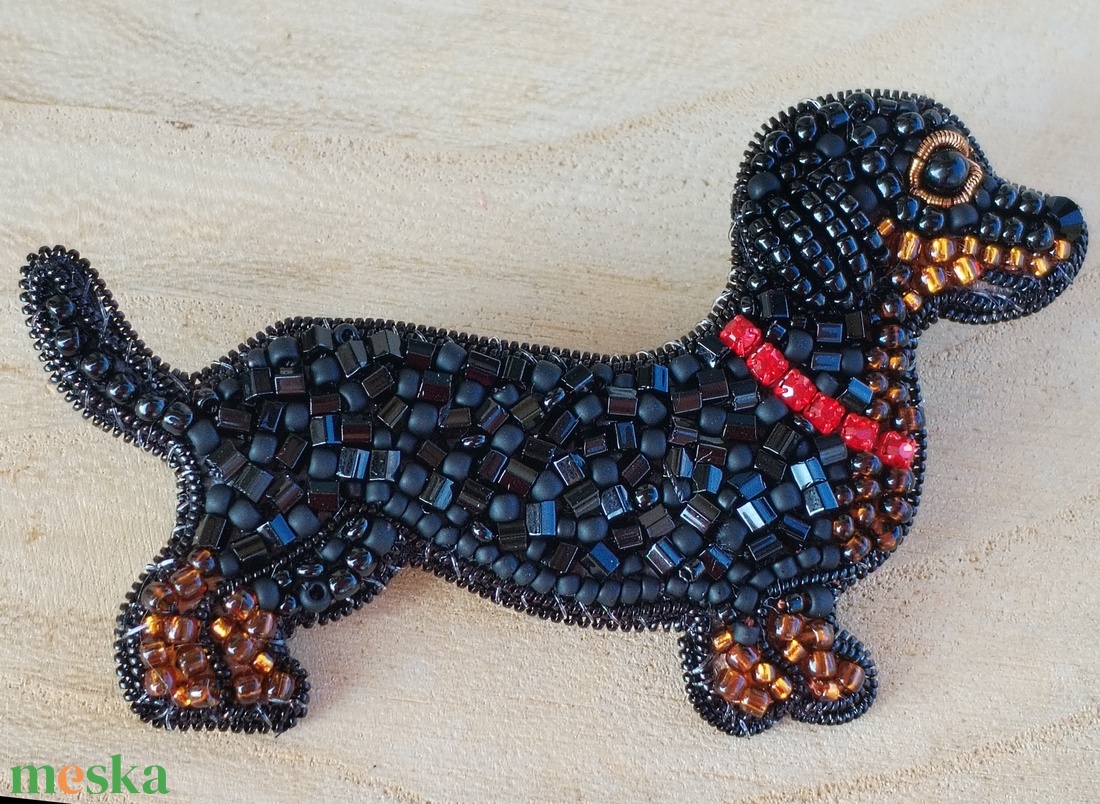 Tacskó hímzett bross - ékszer - kitűző és bross - Meska.hu