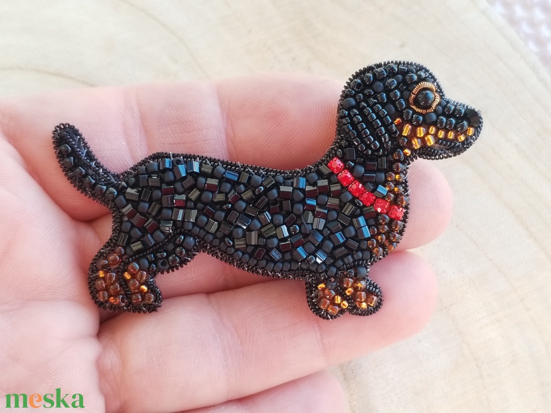 Tacskó hímzett bross - ékszer - kitűző és bross - Meska.hu