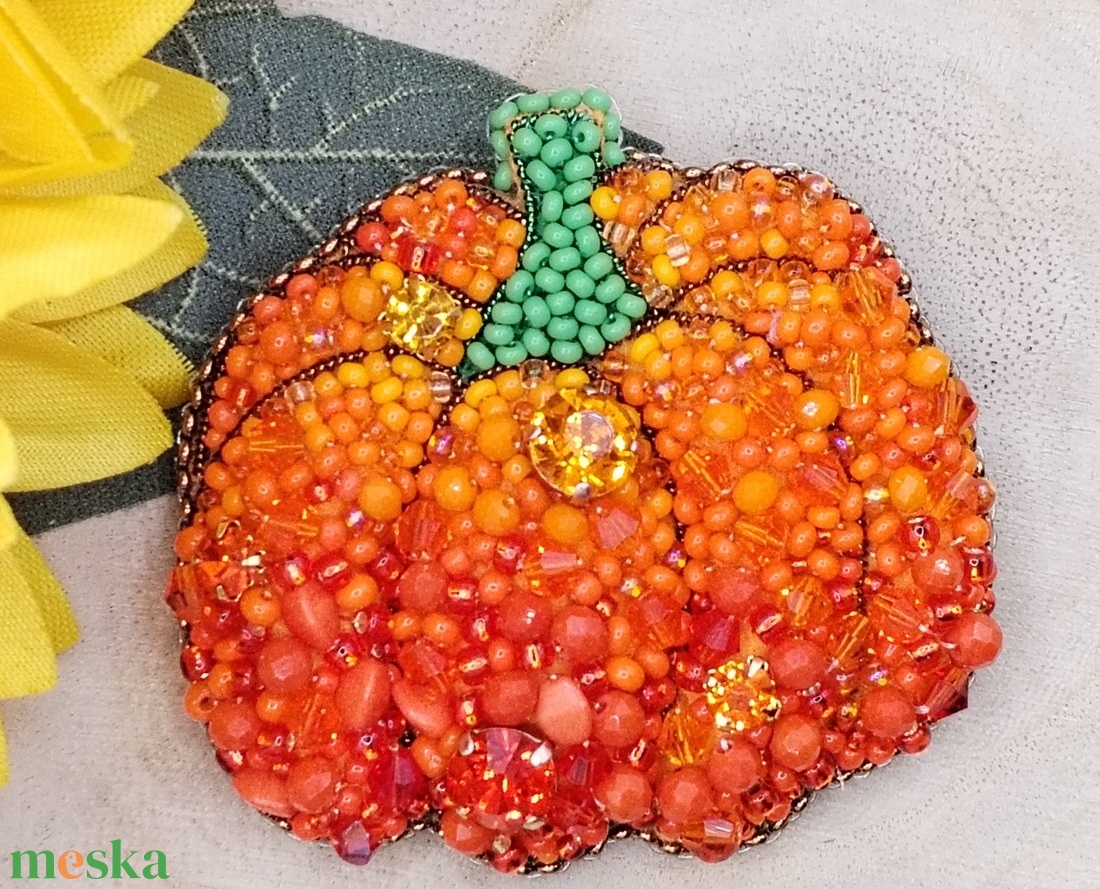 Tököcske bross - ékszer - kitűző és bross - Meska.hu