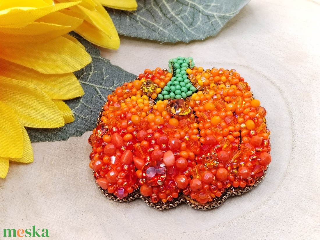 Tököcske bross - ékszer - kitűző és bross - Meska.hu