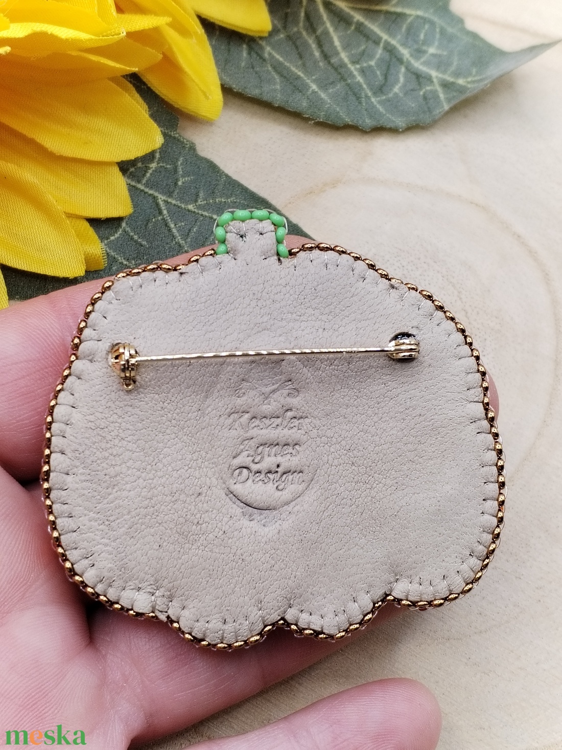 Tököcske bross - ékszer - kitűző és bross - Meska.hu