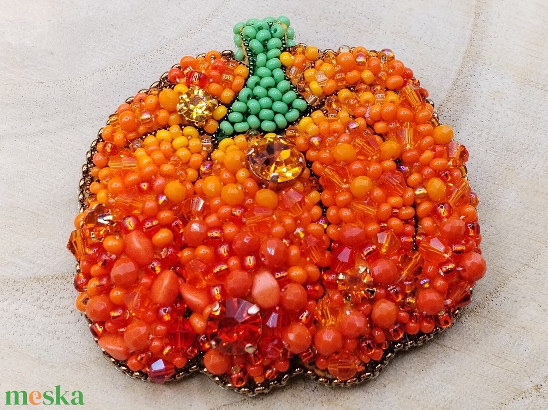 Tököcske bross - ékszer - kitűző és bross - Meska.hu