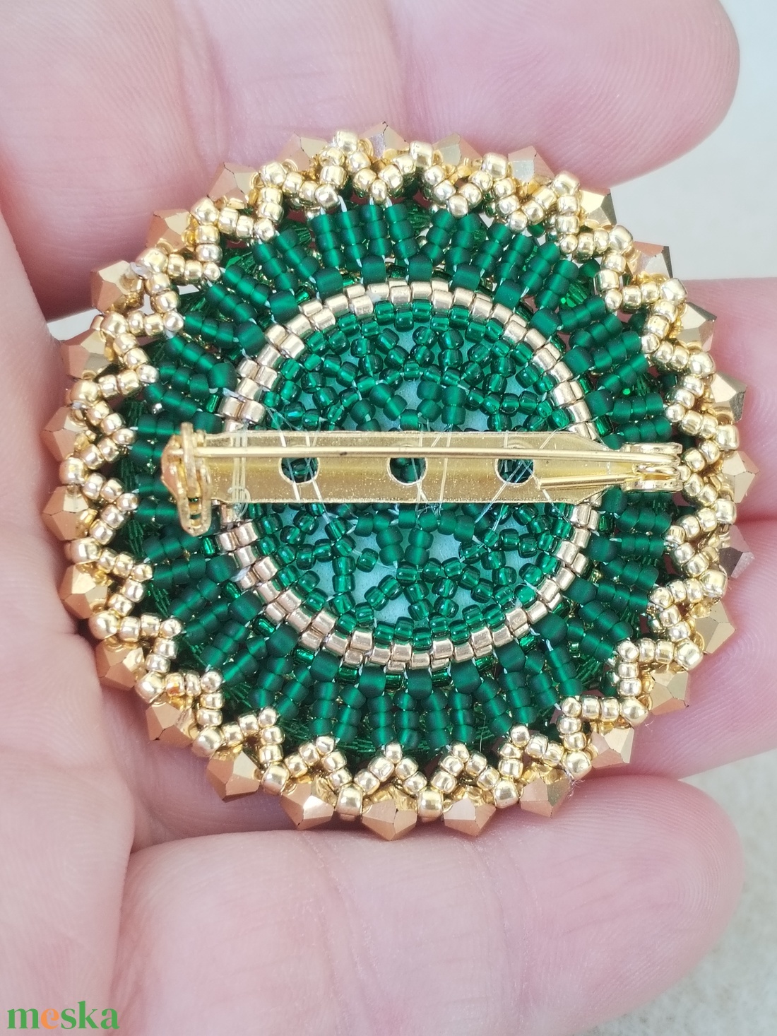 Zöldarany fűzött bross - ékszer - kitűző és bross - Meska.hu
