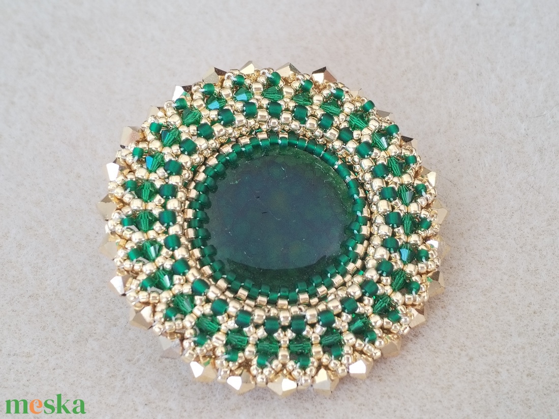 Zöldarany fűzött bross - ékszer - kitűző és bross - Meska.hu