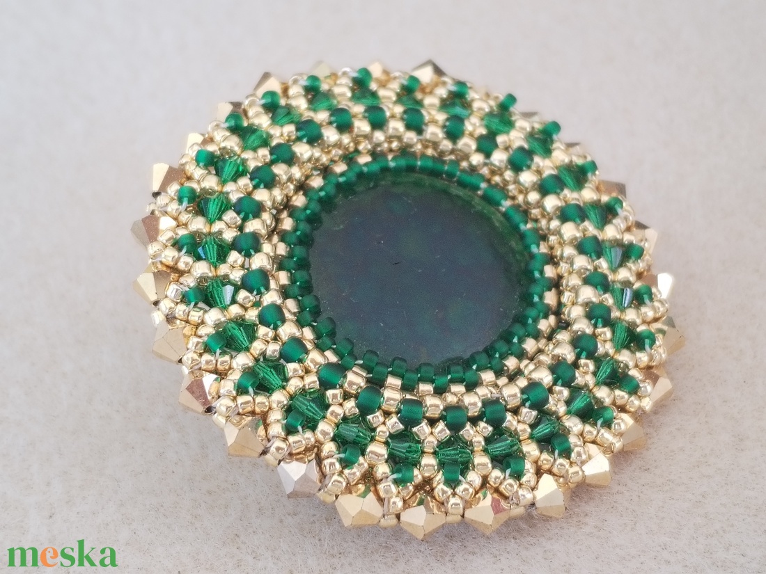 Zöldarany fűzött bross - ékszer - kitűző és bross - Meska.hu