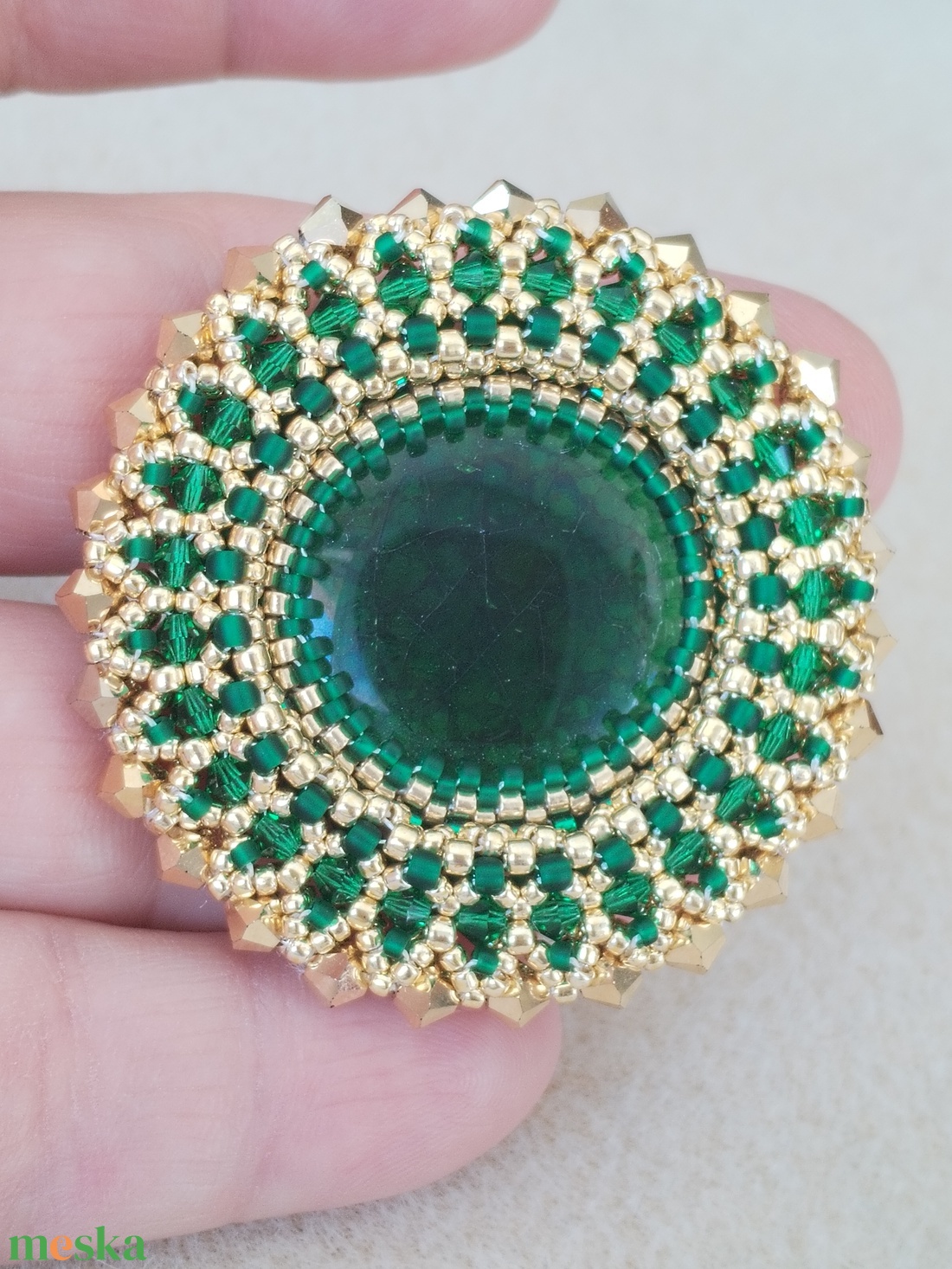 Zöldarany fűzött bross - ékszer - kitűző és bross - Meska.hu